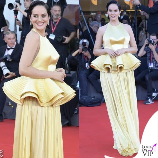 Noemie Merlant in Louis Vuitton, con gioielli Tiffany & Co. 