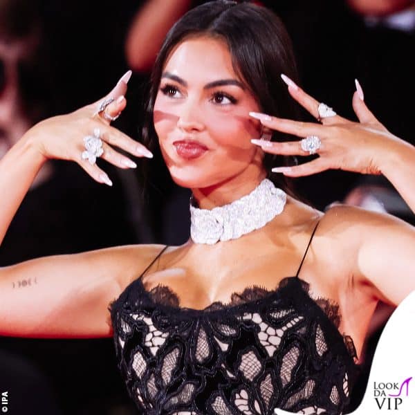 All'anulare sinistro spicca il magnifico solitario ricevuto da Cristiano Ronaldo