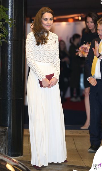 Con un elegante abito bianco e clutch bordeaux, Kate Middleton punta su un mix di grazia e contrasto cromatico
