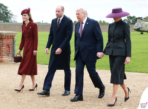 Il sorriso istituzionale di Kate Middleton è accompagnato da uno dei suoi accessori più rappresentativi: la clutch bordeaux dal manico dorato è una Chanel