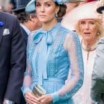 Kate Middleton con abito azzurro ricamato e clutch rigida chiara