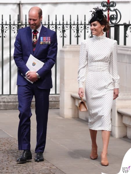 Al fianco del Principe William, Kate Middleton mostra ancora una volta la potenza silenziosa del suo stile: pois e micro bag abbinata alle scarpe