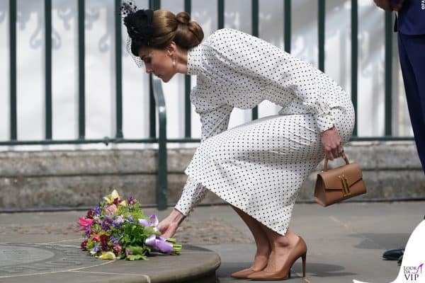 Anche nei gesti più solenni, Kate Middleton non rinuncia al suo accessorio signature: la borsa sempre con sé