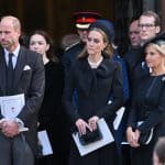 Kate Middleton in nero elegante con borsa in mano durante cerimonia solenne