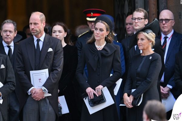 Sobrietà e rispetto anche nei dettagli: Kate Middleton stringe la sua clutch nera durante la cerimonia ufficiale