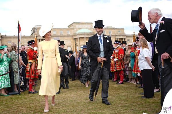Con un look giallo sole e clutch in paglia, Kate Middleton abbina praticità e bon ton anche nei garden party reali