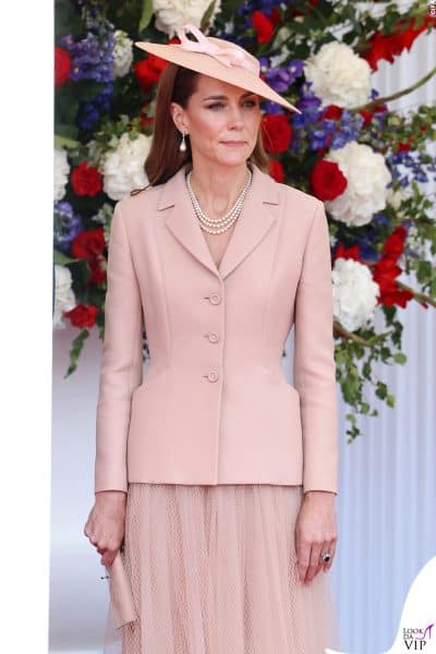 Il total look rosa cipria di Kate Middleton è completato da una clutch Mulberry coordinata, in perfetta armonia con il galateo reale