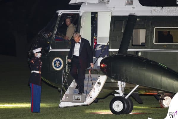 All’arrivo con l’elicottero presidenziale, Trump sfoggia lo smoking Made in Italy.
