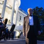 Trump Made in Italy con smoking nero davanti ai giornalisti