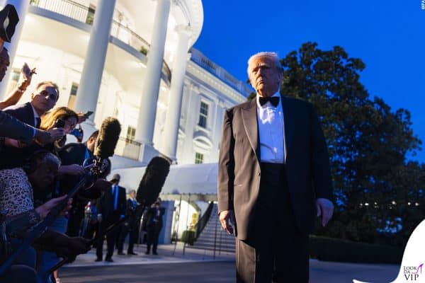 Davanti a microfoni e fotografi, Trump sfoggia con sicurezza il suo smoking Made in Italy.