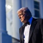 Trump Made in Italy, primo piano con smoking nero elegante