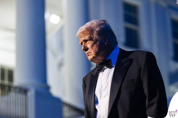 Primo piano per Donald Trump: lo smoking Made in Italy riflette l’immagine istituzionale e formale dell’ex presidente.