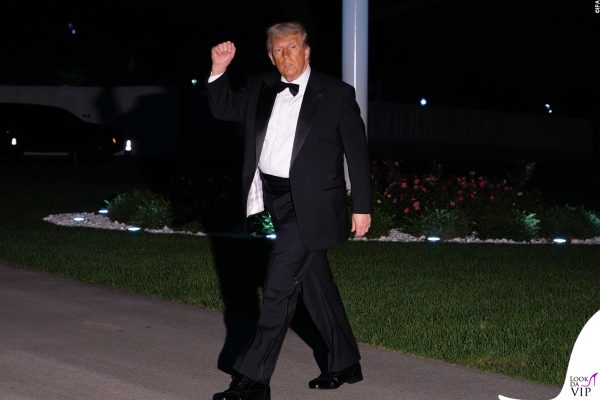 Con passo sicuro nella notte, Trump mostra il suo smoking Made in Italy.