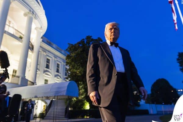 Donald Trump arriva elegante all’evento in Virginia con il suo smoking nero Made in Italy.