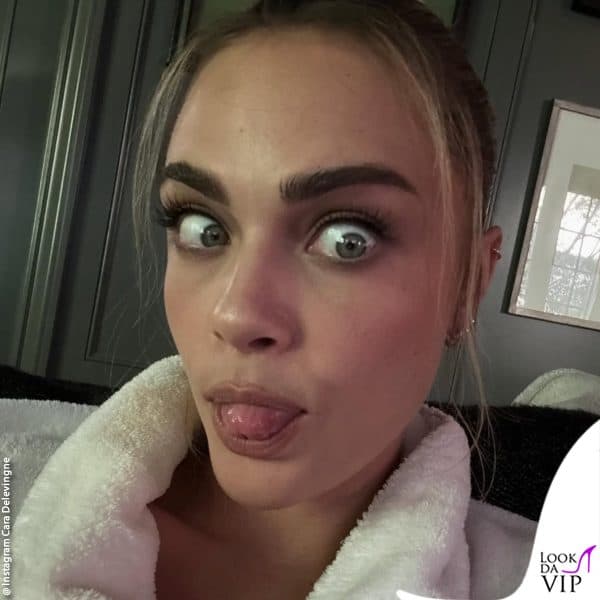 Cara Delevingne in accappatoio prima dell'Academy Museum Gala 