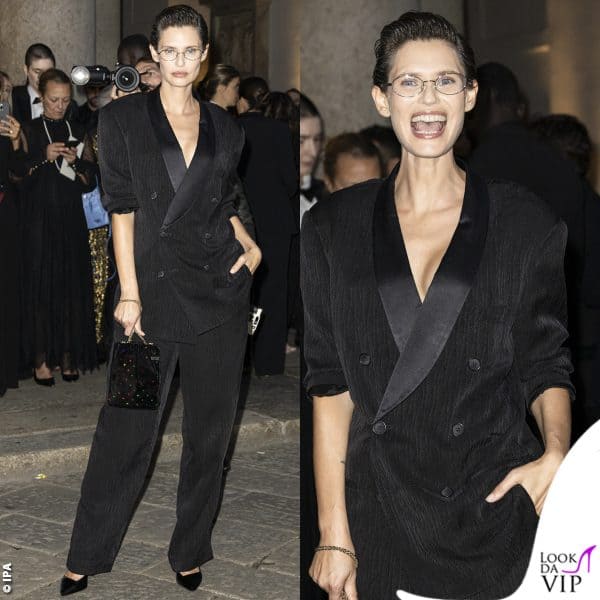 Bianca Balti a Milano, nel parterre della sfilata Giorgio Armani