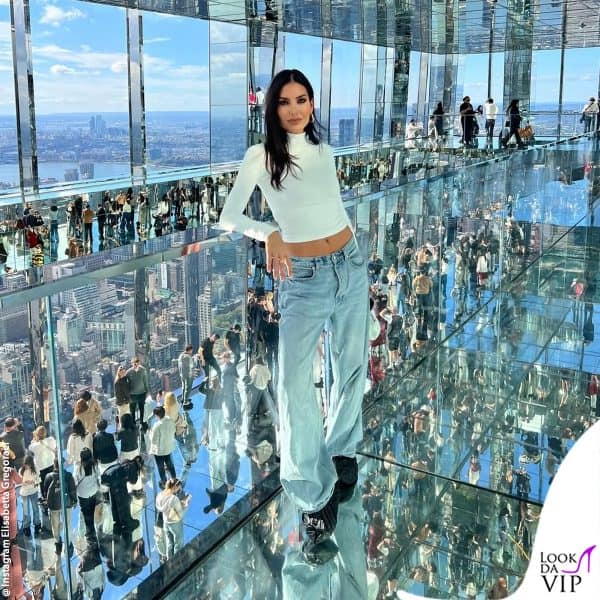 Elisabetta Gregoraci al piano panoramico del grattacielo Summit One Vanderbilt