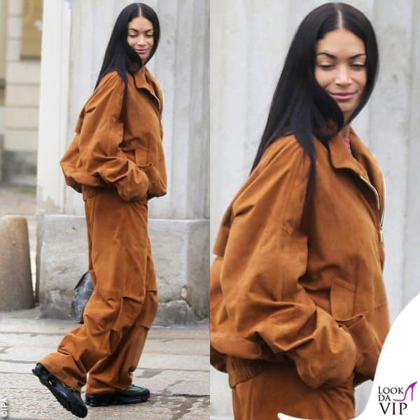 Elodie arriva al locale milanese 