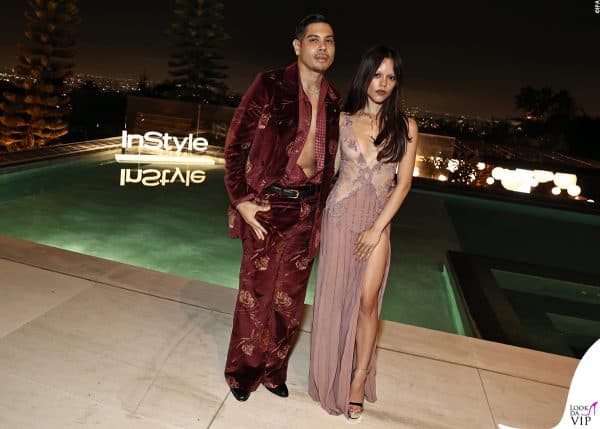 Look perfettamente sincronizzati: Amiri per Jenna e completo rosso damascato per Enrique