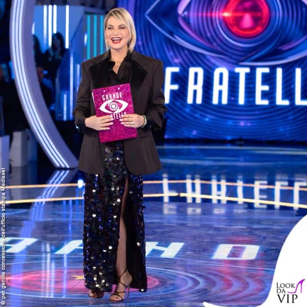 Marrone e macro paillettes per la quarta puntata 