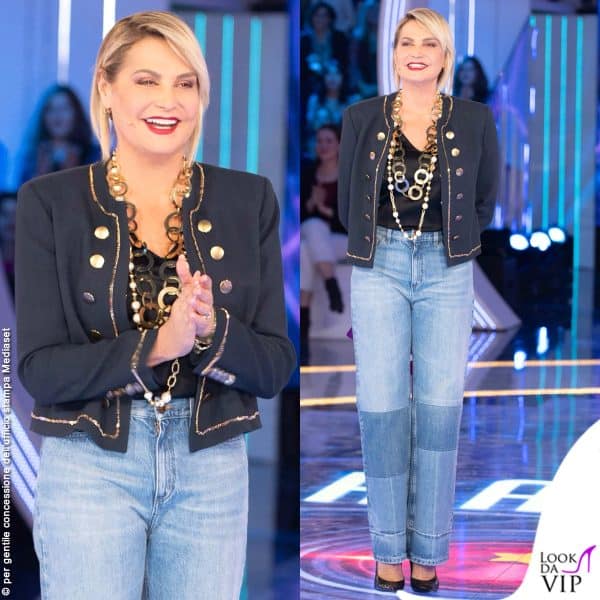 Jeans patchwork e dettagli dorati