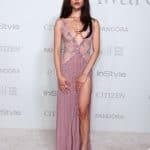 Jenna Ortega a figura intera con abito lilla e sandali silver agli InStyle Awards