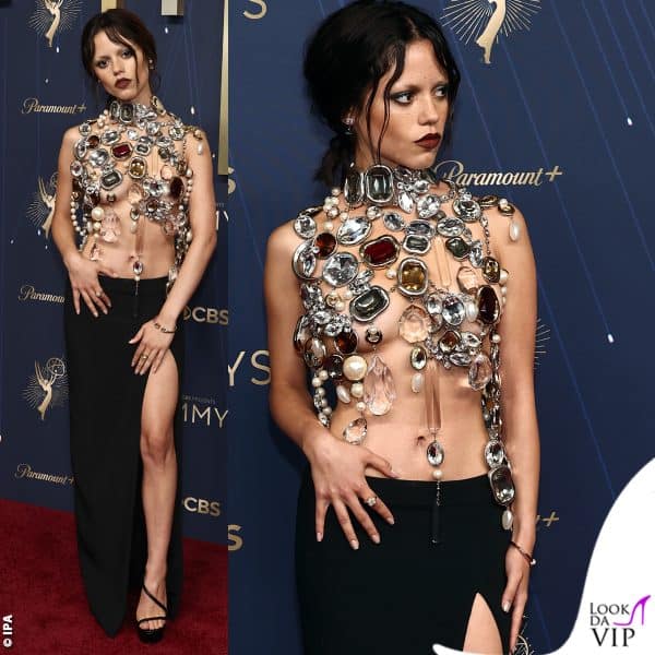 Agli Emmy 2025 un power look firmato Givenchy: il corpetto di Jenna Ortega è un insieme di gemme