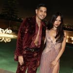 Jenna Ortega ed Enrique Melendez posano vicino alla piscina degli InStyle Awards 2025