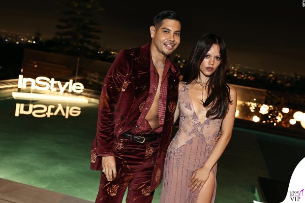 La coppia fashion della serata, tra abiti couture e atmosfera serale elegante, in posa davanti al logo InStyle.