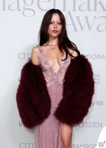 L’attrice aggiunge un tocco glamour con un cappotto corto in pelliccia sintetica bordeaux, sopra il look trasparente