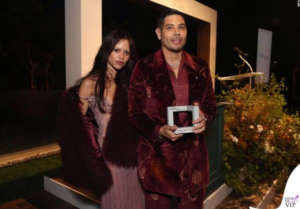 L’attrice celebra il premio ricevuto da Melendez con un nude look in pizzo e pelliccia sintetica bordeaux