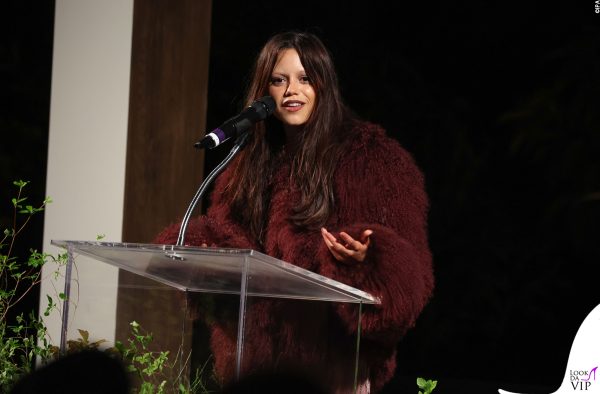 La star di “Mercoledì” sul palco della cerimonia, avvolta nel suo soprabito fluffy color vino, durante un momento di ringraziamento