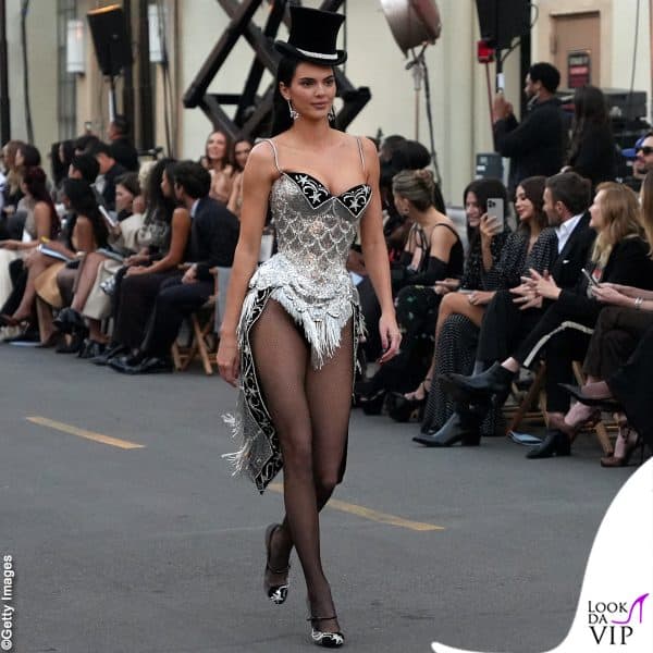 Kendall Jenner in passerella con un costume del film "Moulin Rouge"