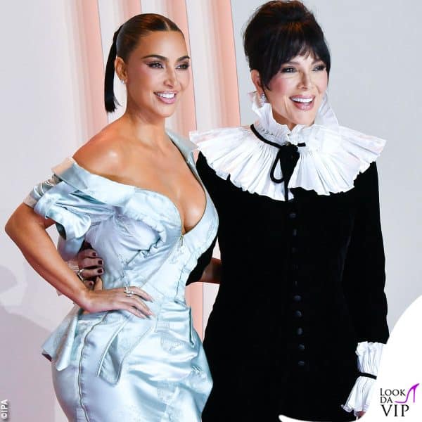 con lei c'era anche mamma Kris Jenner, un abito vintage della collezione 1993 di Oscar de la Renta