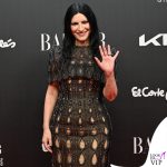 laura Pausini con l'abito di Phan Huy all'Harper's Bazaar Women of the Year