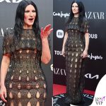 laura Pausini con l'abito di Phan Huy all'Harper's Bazaar Women of the Year