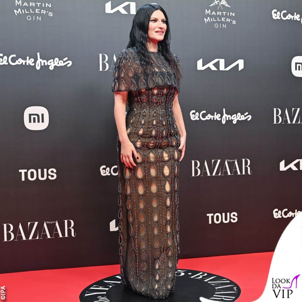 laura Pausini con l'abito di Phan Huy all'Harper's Bazaar Women of the Year