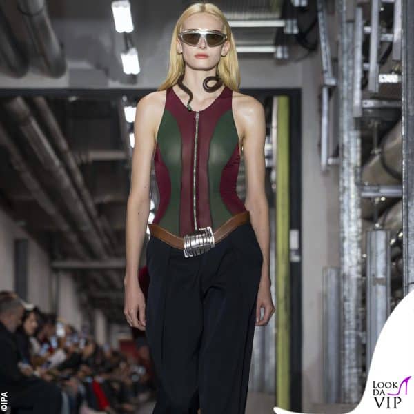 con il serpente al collo da Jean Paul Gaultier 