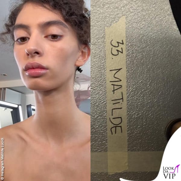 Selfie nel backstage, durante il trucco