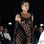 Kendall Jenner audace e sensuale alla Paris Fashion Week