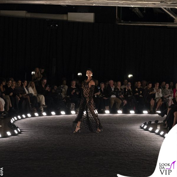 Kendall Jenner in passerella per Schiaparelli 