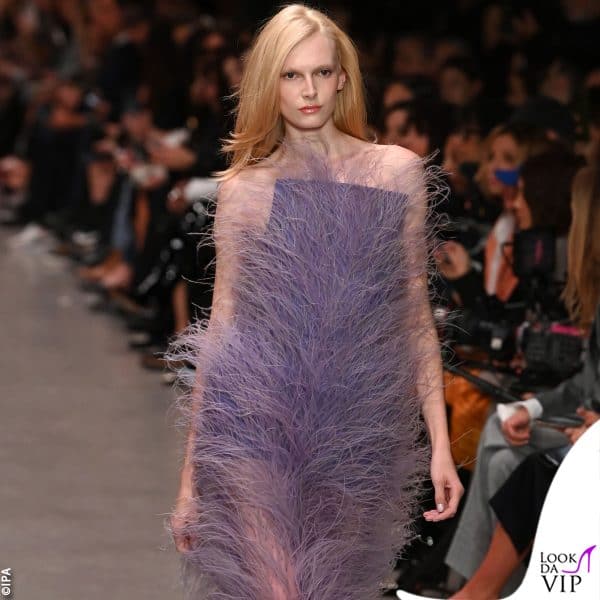 Alla Paris Fashion Week, con le piume da Stella McCartney 