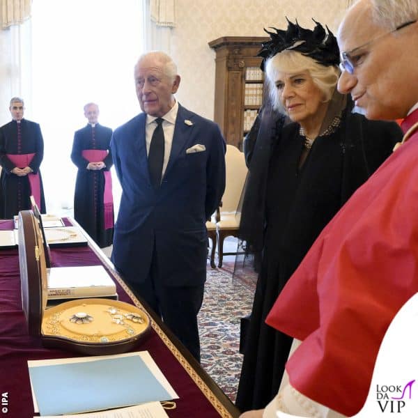 Carlo e Camilla si intrattengono con il Papa 