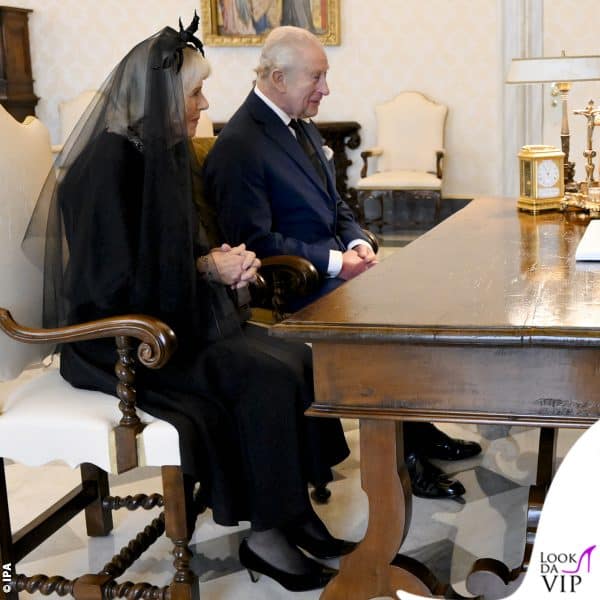 per la visita in Vaticano la Regina si è attenuta al dress code, che richiede il nero per le sovrane non cattoliche 
