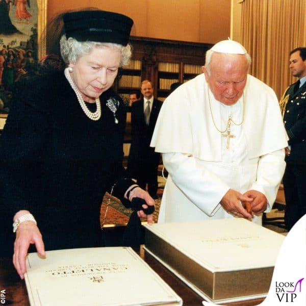 La regina Elisabetta nel 2000 con Papa Giovanni Paolo II