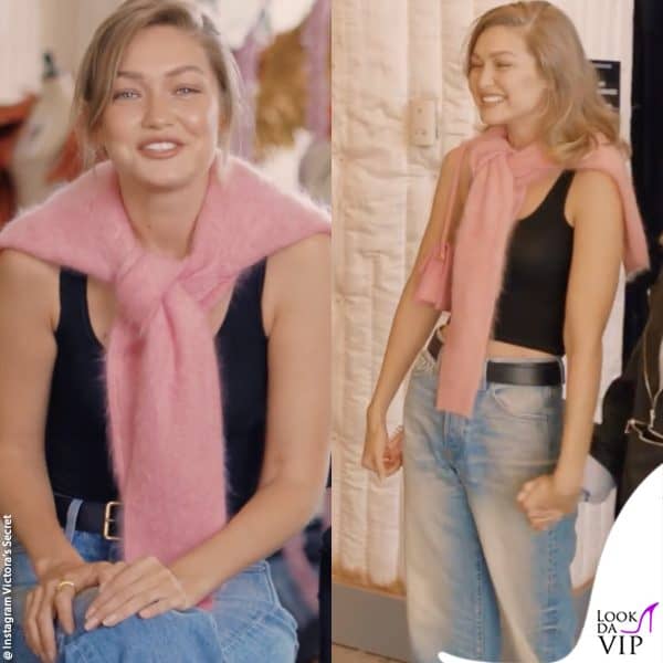 Gigi Hadid durante l'intervista (maglione Guest in Residence) 