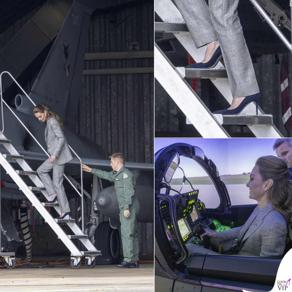Kate Middleton in tailleur grigio scala il jet militare coi tacchi e osserva la cabina