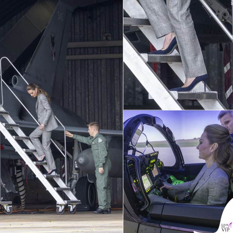 Kate Middleton in tailleur grigio scala il jet militare coi tacchi e osserva la cabina
