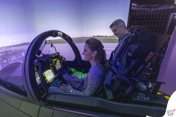 In tailleur grigio e tacchi, la Principessa appare fiera accanto all’aereo militare.