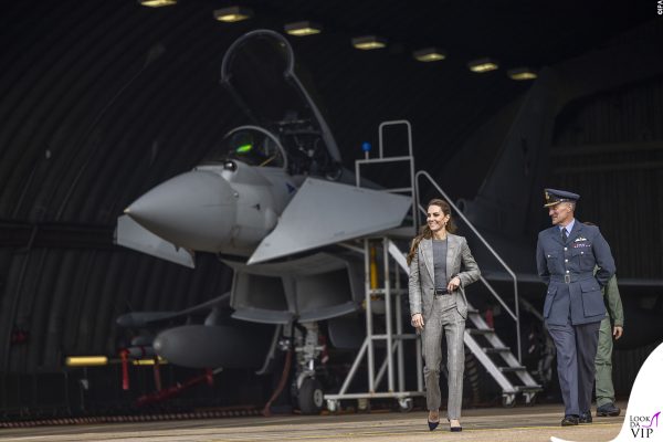 Dopo la visita al jet, la Principessa si congeda col suo iconico stile sobrio ma potente.